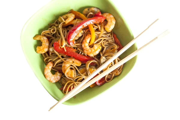 Buckwheat noodles soba with prawns and vegetables — Stock Photo, Image