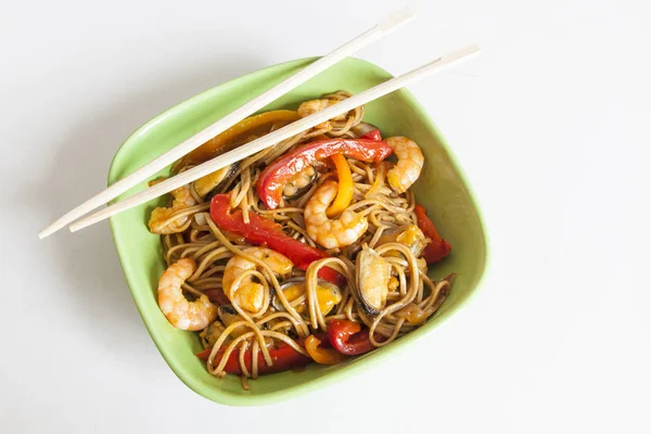 stock image Buckwheat noodles soba with prawns and vegetables