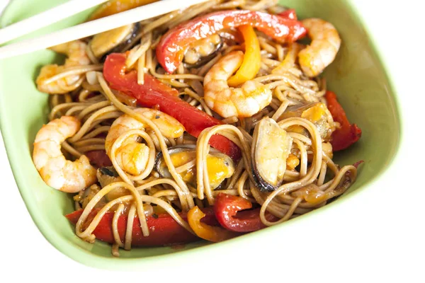 Buğday noodle soba karides ve sebze ile