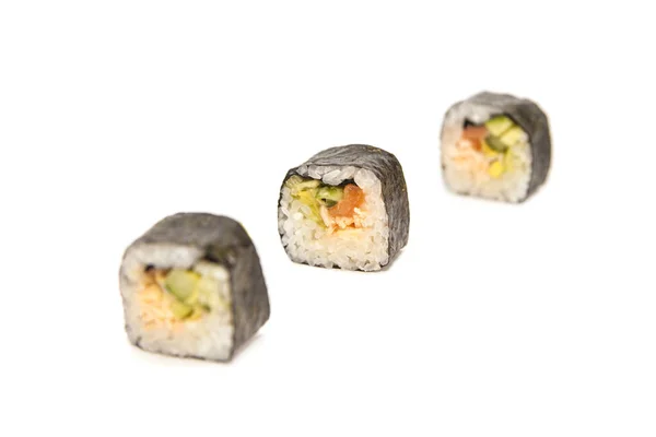 Japon california roll beyaz bir arka plan üzerine
