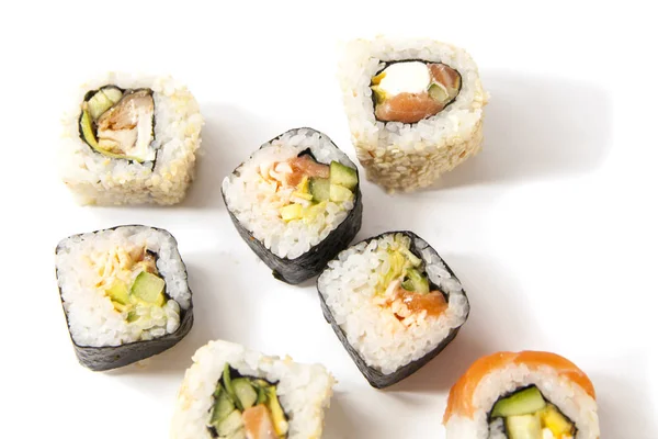 Japon california roll beyaz bir arka plan üzerine