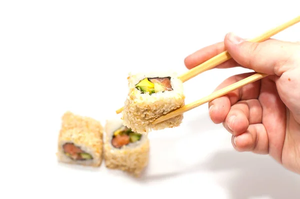 Japon california roll beyaz bir arka plan üzerine