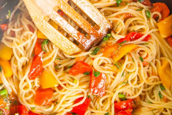 Tatlı biber ve domates soslu spagetti