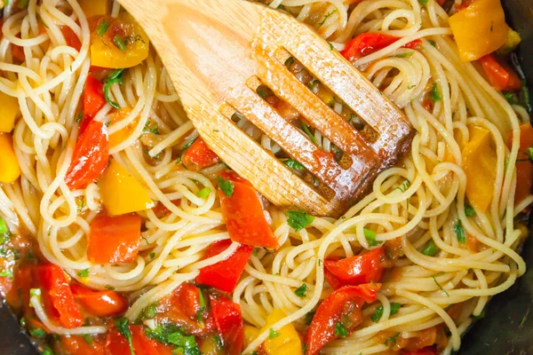 Spaghetti met paprika en tomatensaus — Stockfoto