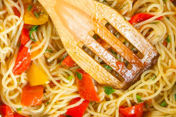 Spaghetti met paprika en tomatensaus — Stockfoto