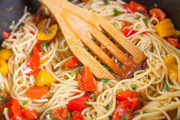 Spaghetti met paprika en tomatensaus — Stockfoto