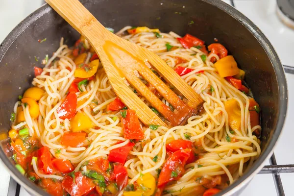 Tatlı biber ve domates soslu spagetti