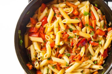 İtalyan makarna penne domates sosu ve kırmızı biber ile