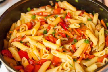 İtalyan makarna penne domates sosu ve kırmızı biber ile