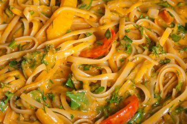 Tatlı biber ve domates soslu spagetti