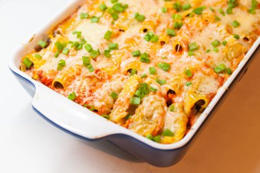 Sebze ve peynir ile fırında pişmiş İtalyan penne makarna