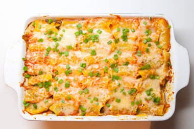 Sebze ve peynir ile fırında pişmiş İtalyan penne makarna