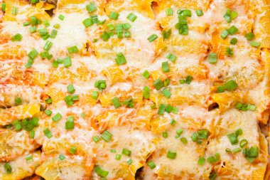 Sebze ve peynir ile fırında pişmiş İtalyan penne makarna