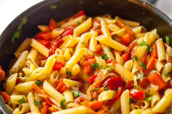 Italiaanse pasta penne met tomatensaus en paprika — Stockfoto