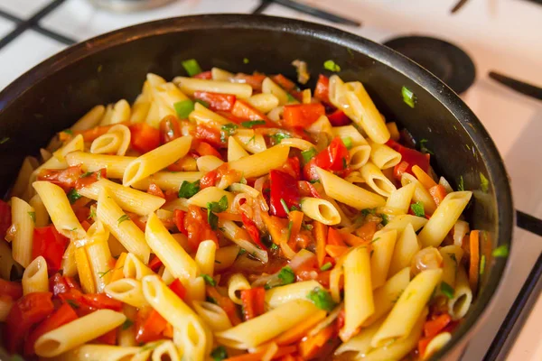 Italiaanse pasta penne met tomatensaus en paprika — Stockfoto