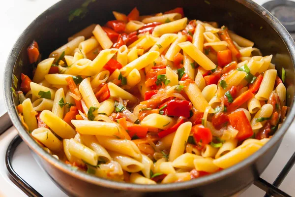 Italiaanse pasta penne met tomatensaus en paprika — Stockfoto