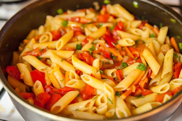 Italiaanse pasta penne met tomatensaus en paprika — Stockfoto
