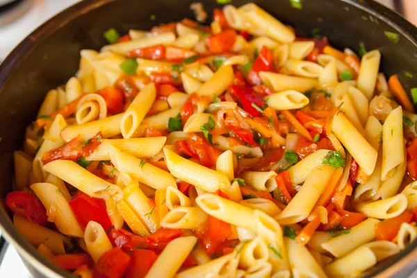 Italiaanse pasta penne met tomatensaus en paprika — Stockfoto