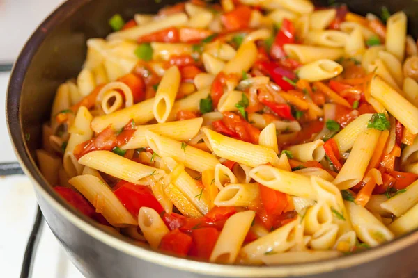 Пенне Італійська паста з томатним соусом і перець — стокове фото