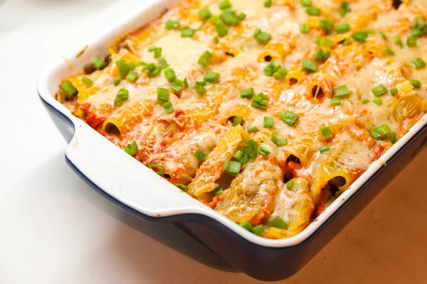 Italiaanse penne pasta gebakken in de oven met groenten en kaas — Stockfoto