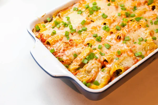 Italian penne pasta baked in the oven with vegetables and cheese — Stock Photo, Image