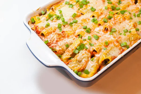 Sebze ve peynir ile fırında pişmiş İtalyan penne makarna