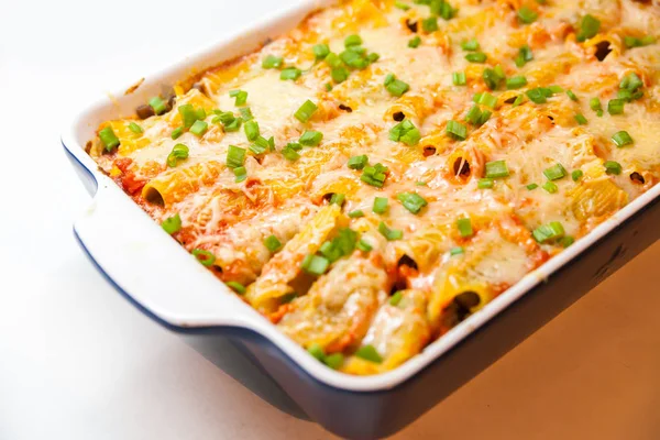 Italian penne pasta baked in the oven with vegetables and cheese — Stock Photo, Image