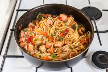 İtalyan spagetti sebze ve sosis