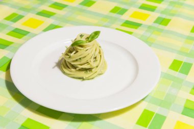 İtalyan spagetti taze pesto ve fesleğen sos ile