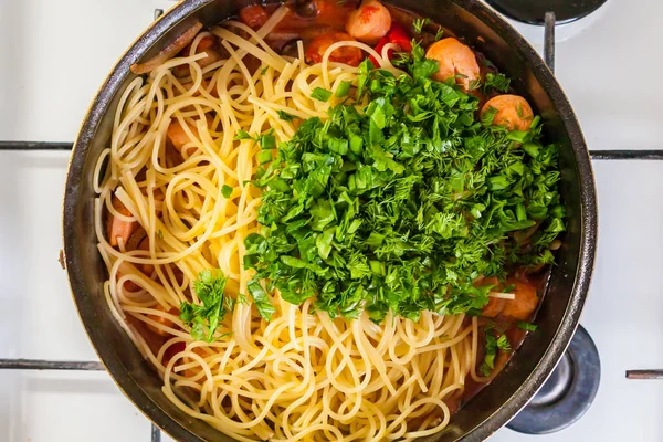Spagetti taze otlar ile