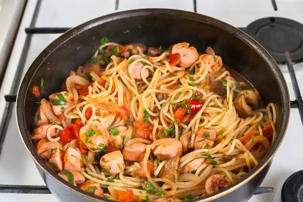 İtalyan spagetti sebze ve sosis