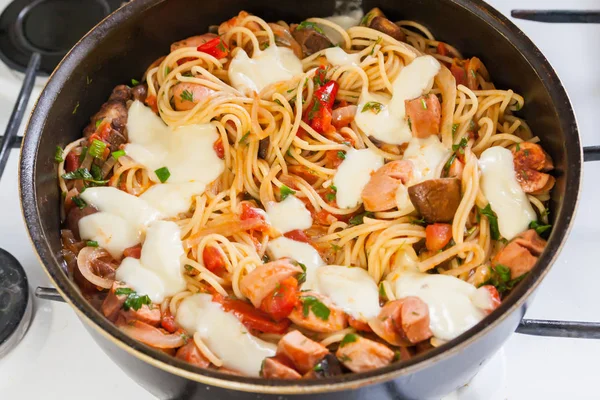 Italiaanse spaghetti met groenten, worst en mozzarella — Stockfoto