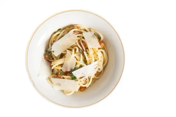 İtalyan makarna domates ve parmesan peyniri ile