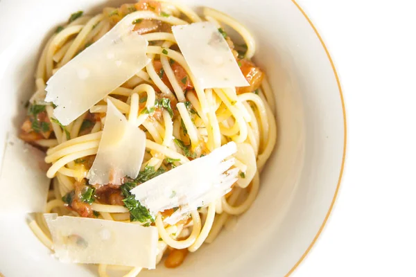 İtalyan makarna domates ve parmesan peyniri ile