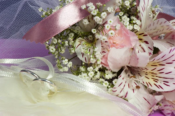 Květiny a svatební prsteny — Stock fotografie