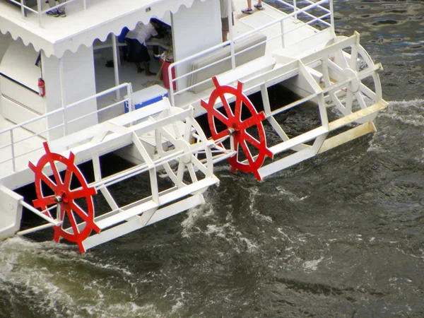 Stoomboot op de rivier — Stockfoto