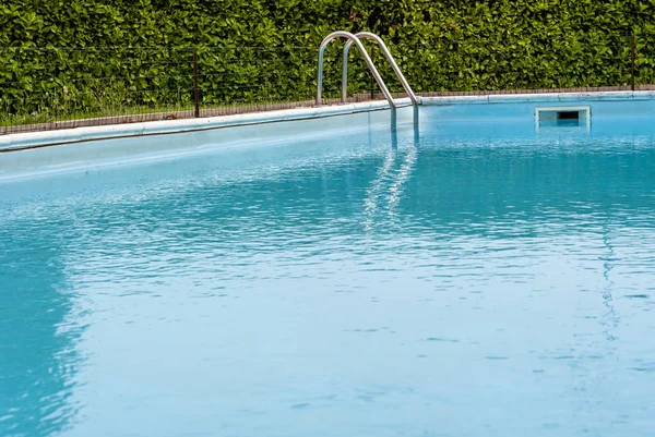 Ein Pool in einem privaten Garten — Stockfoto