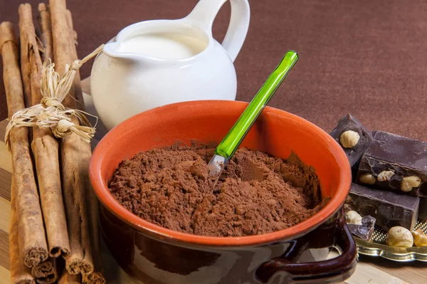 Chocolade, melkchocolade met hazelnoten — Stockfoto