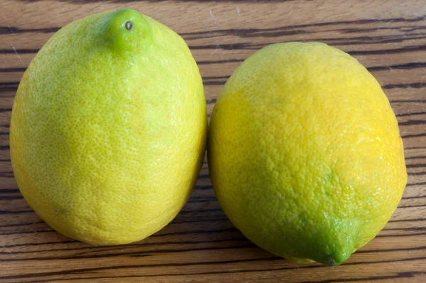 Органические лимоны — стоковое фото