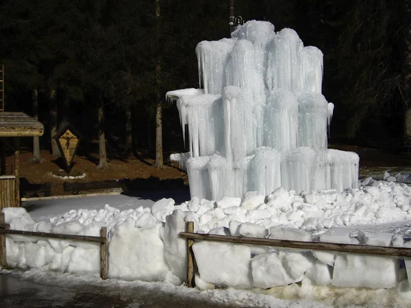 Ein Eisbrunnen — Stockfoto