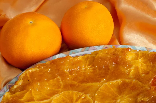 Een zelfgemaakte oranje cake Stockfoto