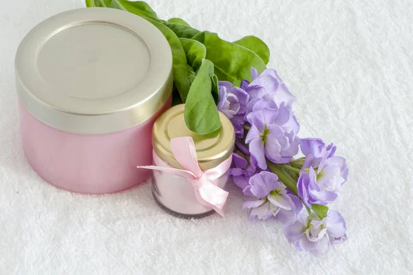 Jar of face powder and a jar of cream — Stock Photo, Image