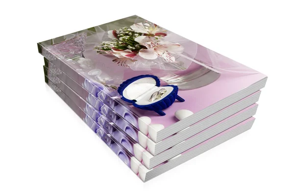 Bücher von Trauringen und Hochzeitsgeschenken — Stockfoto