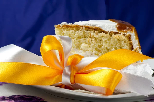 Cake with cream and chocolate — Stock Photo, Image