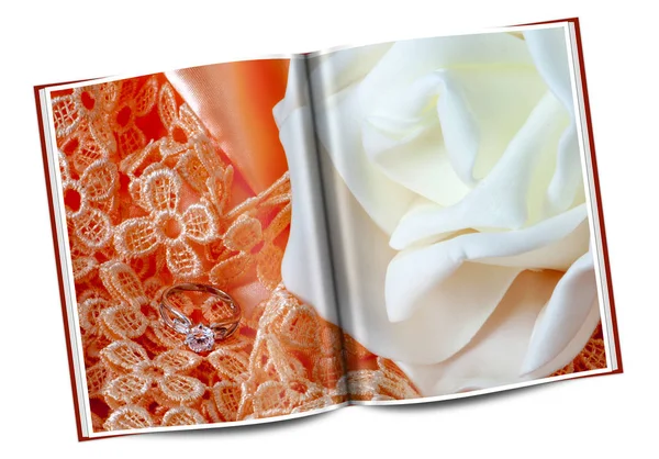 Livro de anéis de casamento em tecido colorido — Fotografia de Stock