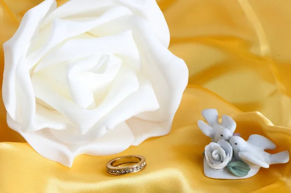 Ring und Hochzeitsgeschenke — Stockfoto