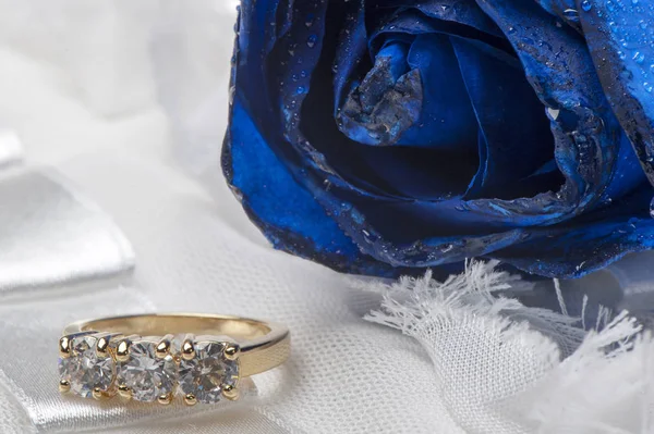 Roses and wedding rings — Stock Photo, Image