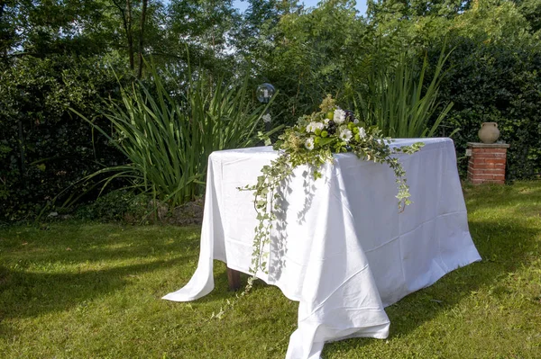 Altar decorated with flowers — Stock Photo, Image