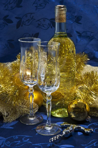 Láhev bílého vína, brýle a vánoční ozdoby — Stock fotografie