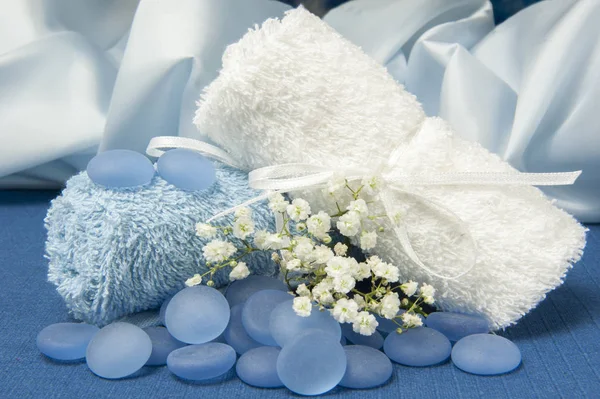 Handdukar och blå stenar — Stockfoto